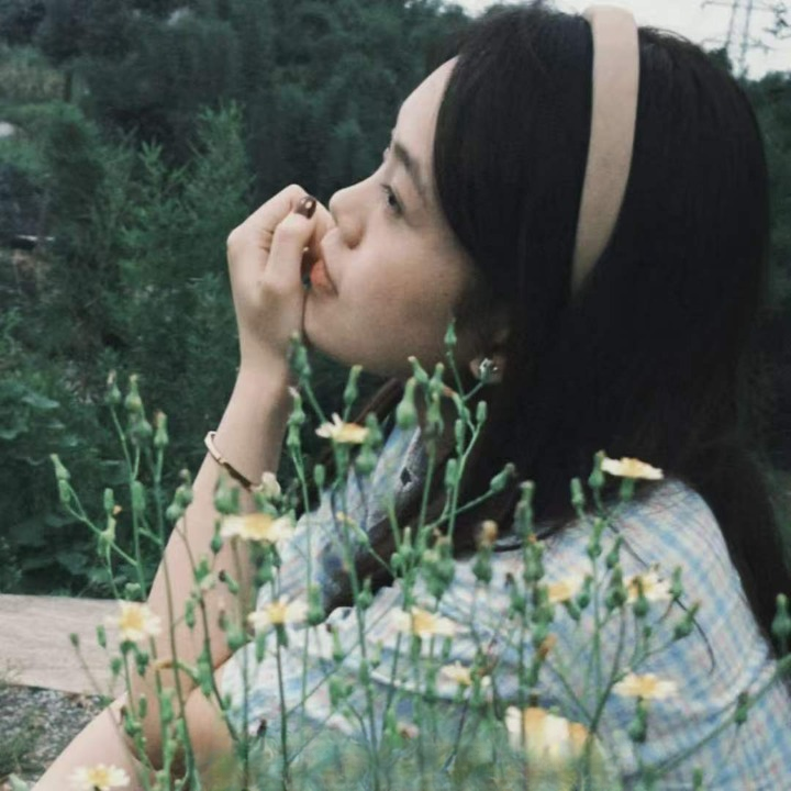 Wu JinXue with flowers