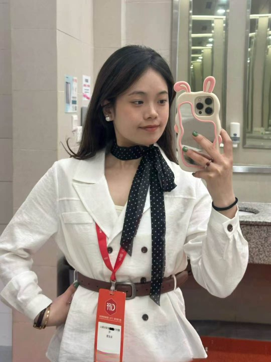 Olivia mirror selfie