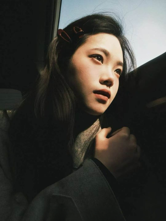 Wu JinXue by the window